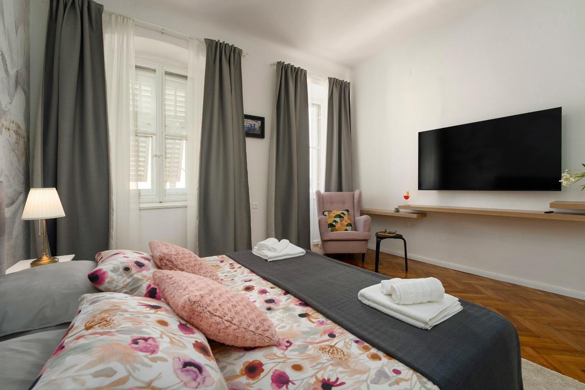 Romeo And Juliet Apartment With Balcony And Sea View Пореч Екстериор снимка