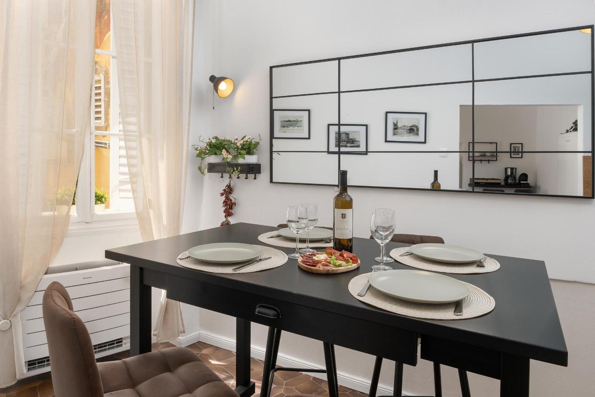Romeo And Juliet Apartment With Balcony And Sea View Пореч Екстериор снимка